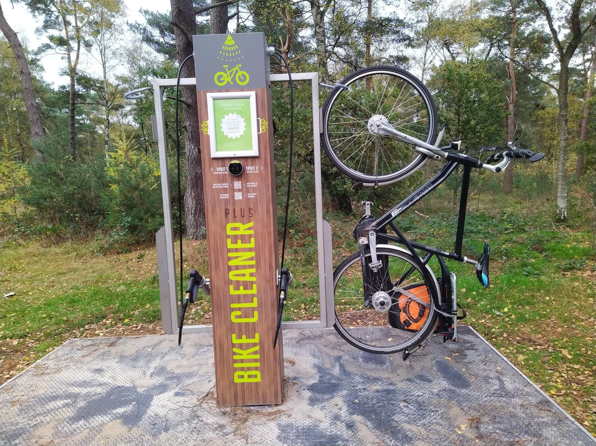 Bike cleaning online station